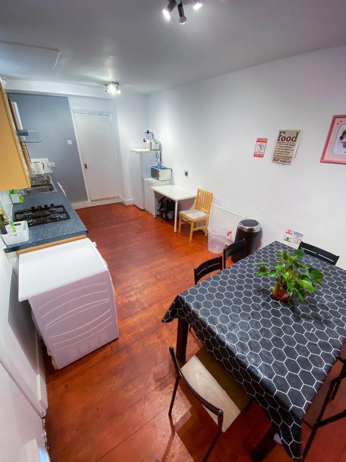 4 Bedroom House Parking & Garden Near Central * Londres